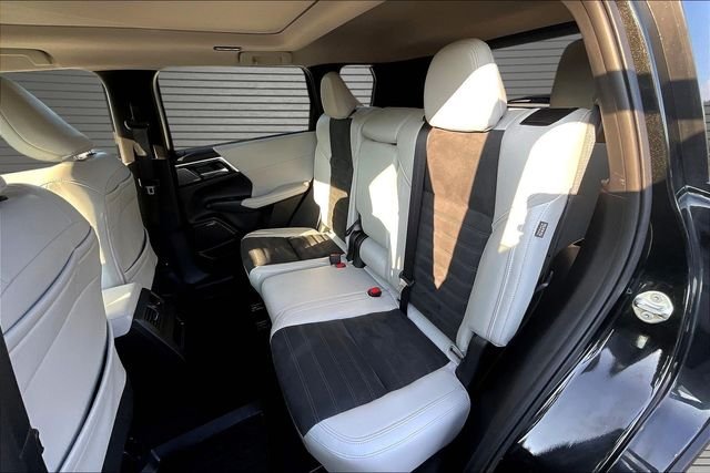 Used 2025  Mitsubishi SE image 24