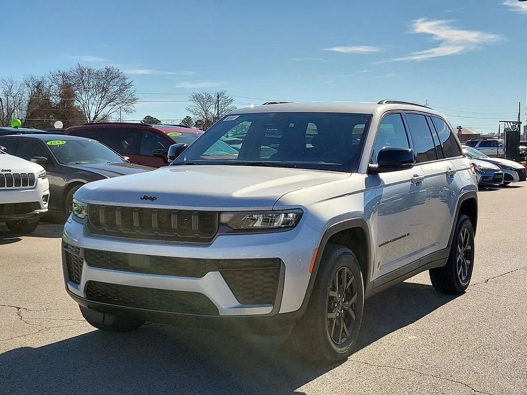 New 2026 Silver Zynith Exterior Paint Jeep Altitude image 2