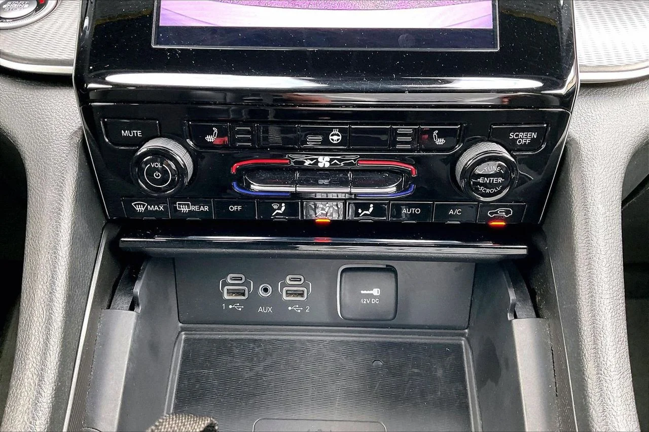 Used 2024 Silver Jeep Altitude image 18