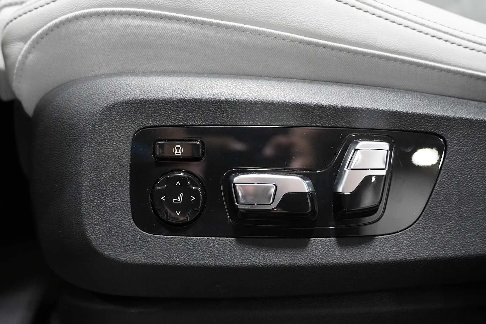 Certified Used 2025 Skyscraper Grey Metallic BMW xDrive40i image 12