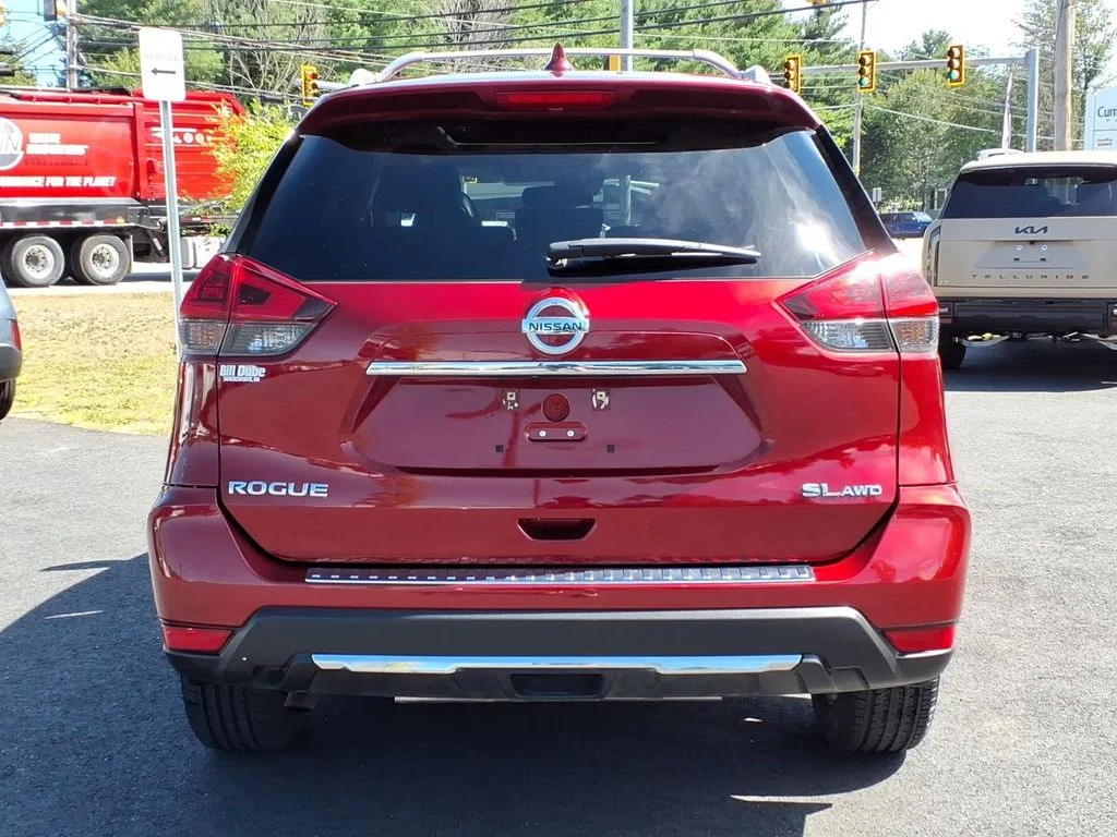Used 2018 Red Nissan SL image 25