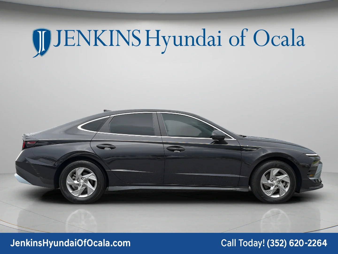 Used 2025 Carbon Blue Hyundai SE image 2