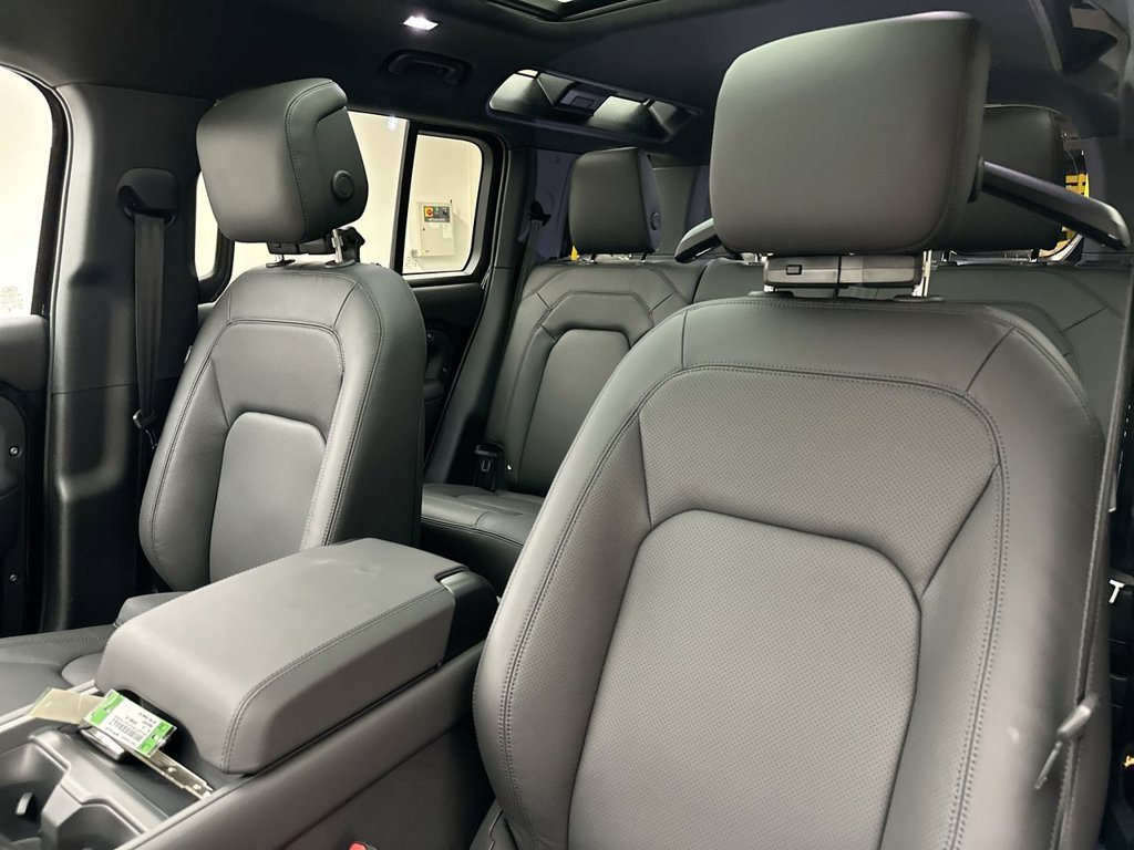 New 2026 Santorini Black Land Rover X-Dynamic SE image 10