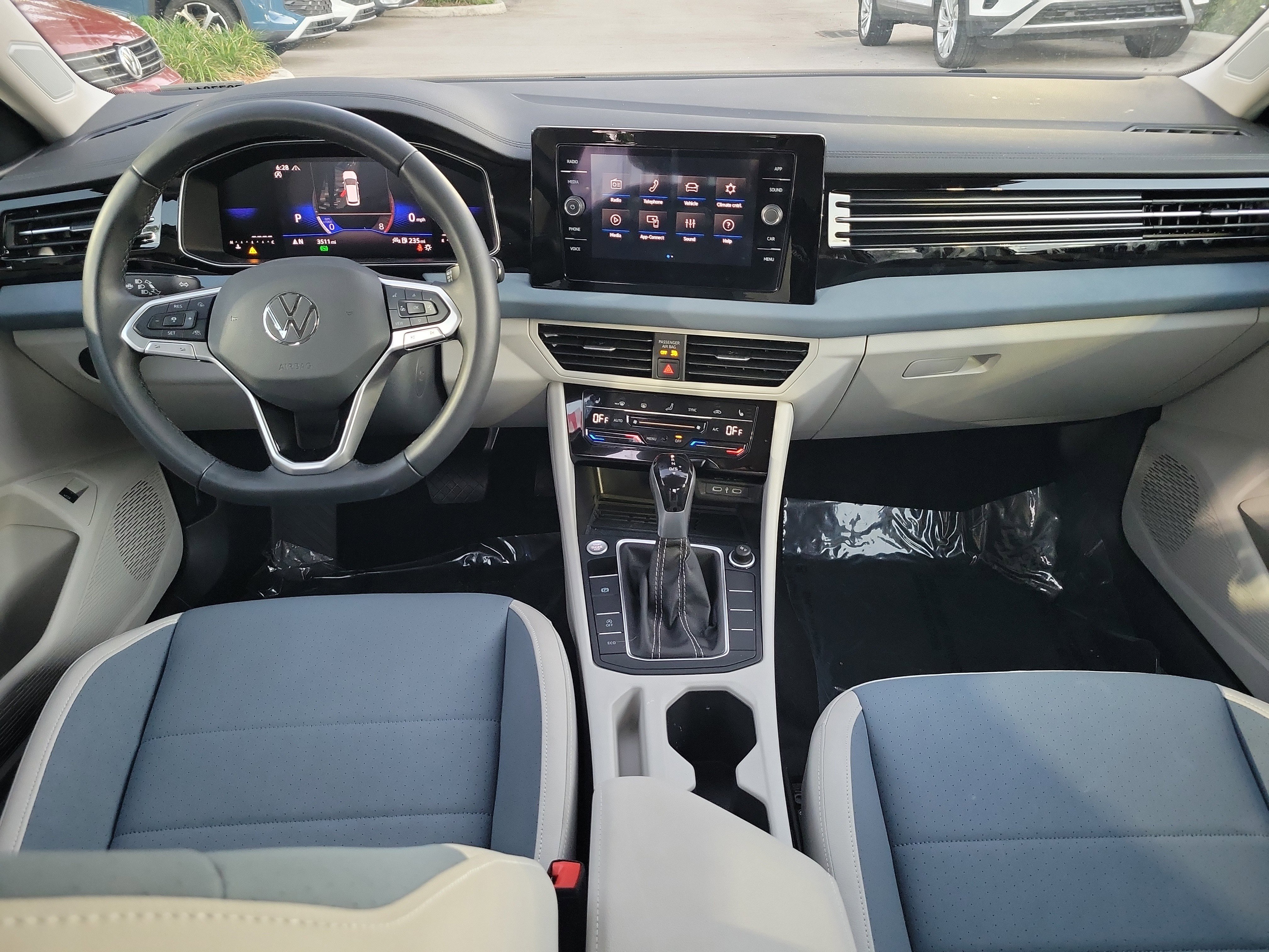 2025 Volkswagen Jetta SE - Photo 9