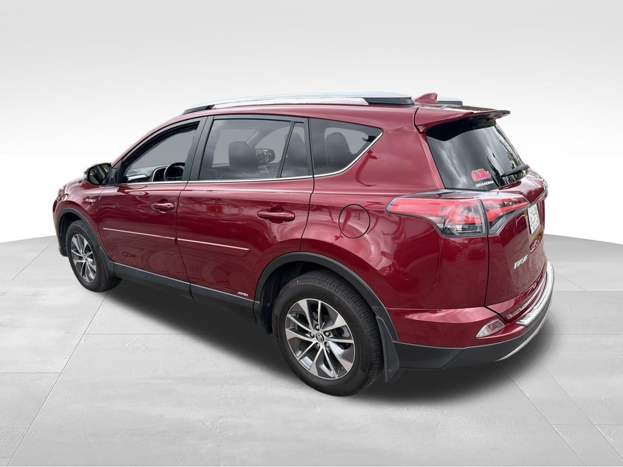 Used 2018 Red Toyota XLE image 6