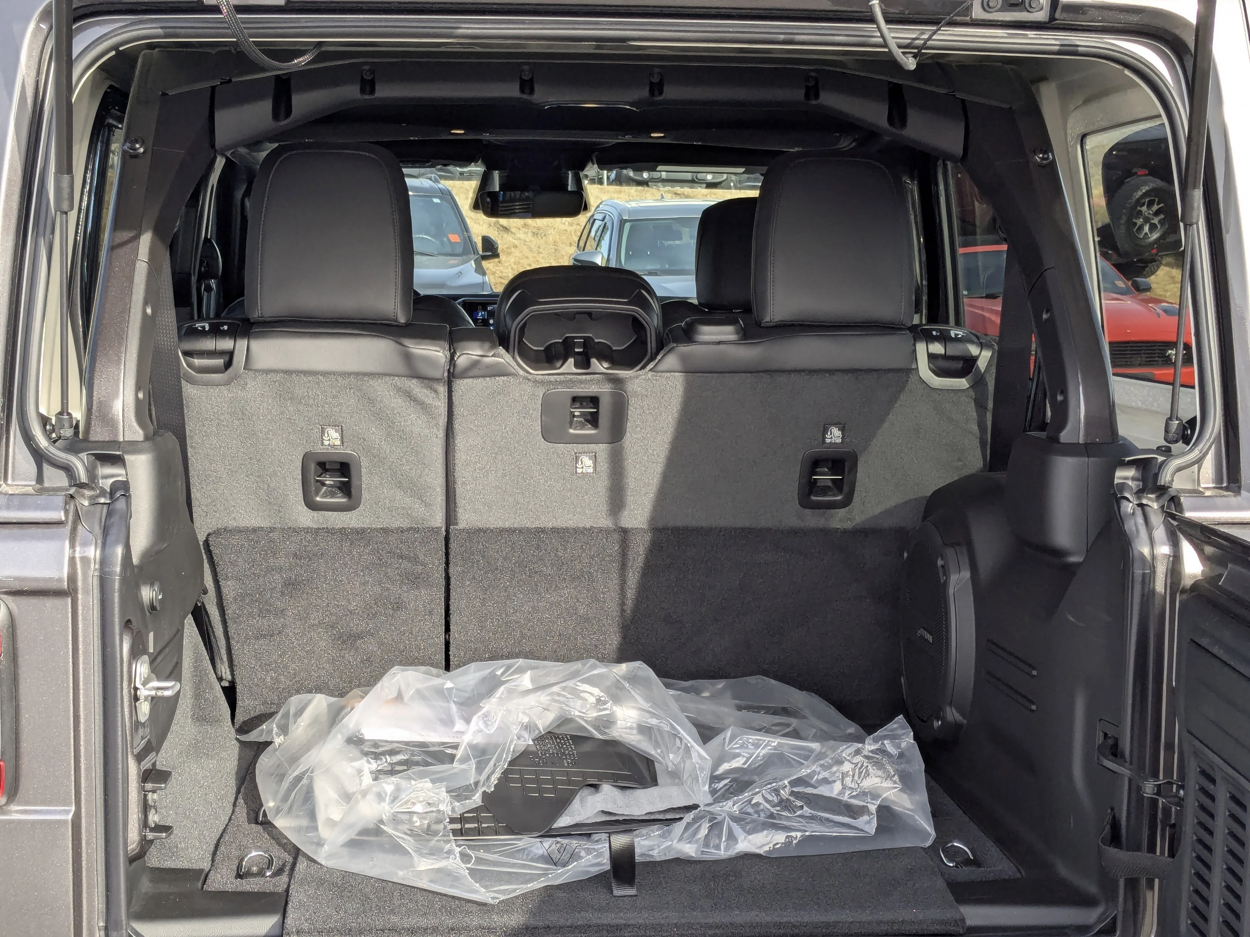 New 2026 Grey Jeep Sahara - - McKinley Leather - Body-Color Top - Alpine Audio - Technology Group - Remote Start & tons image 28