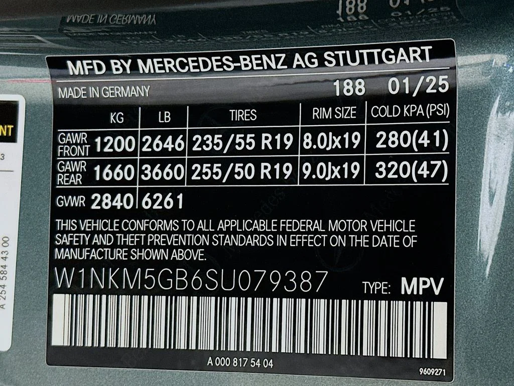 Used 2025 Gray Mercedes-Benz GLC 350e image 33