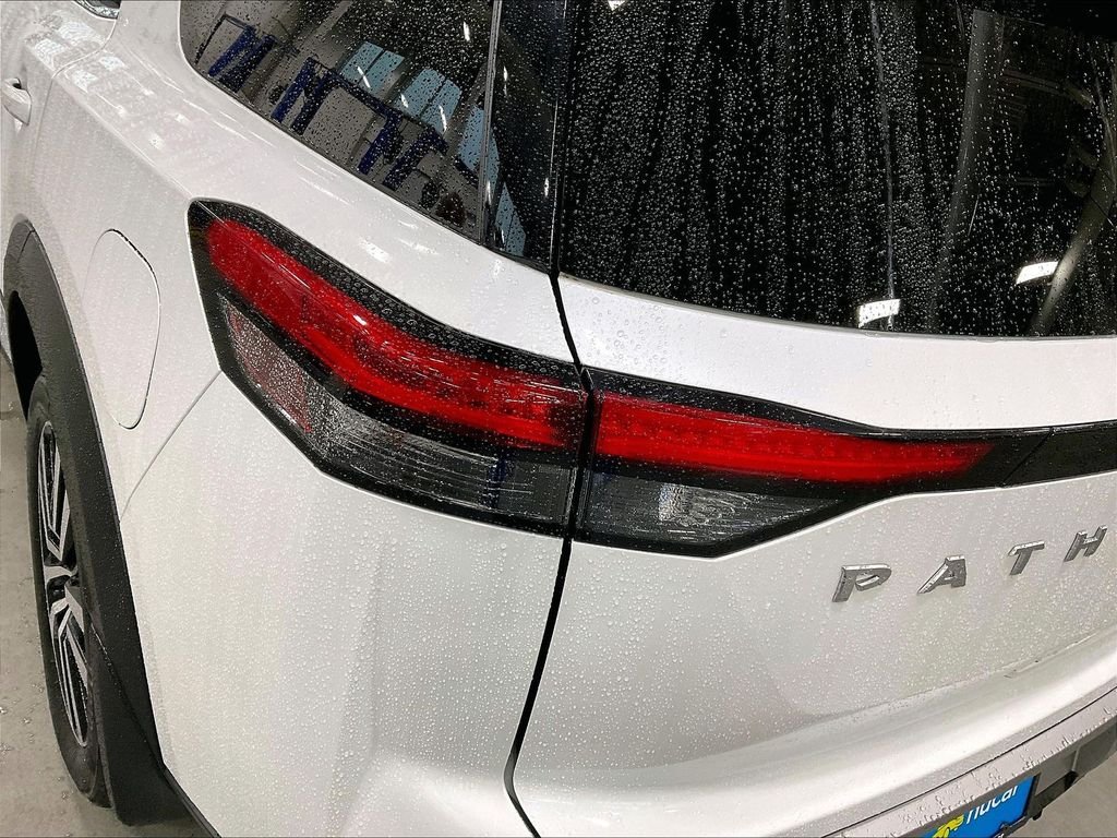 Used 2025 Everest White Pearl/Black Nissan Platinum image 35