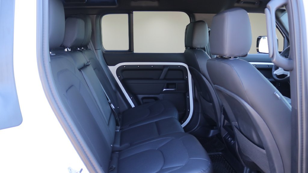 Used 2025 White Land Rover X-Dynamic SE image 16