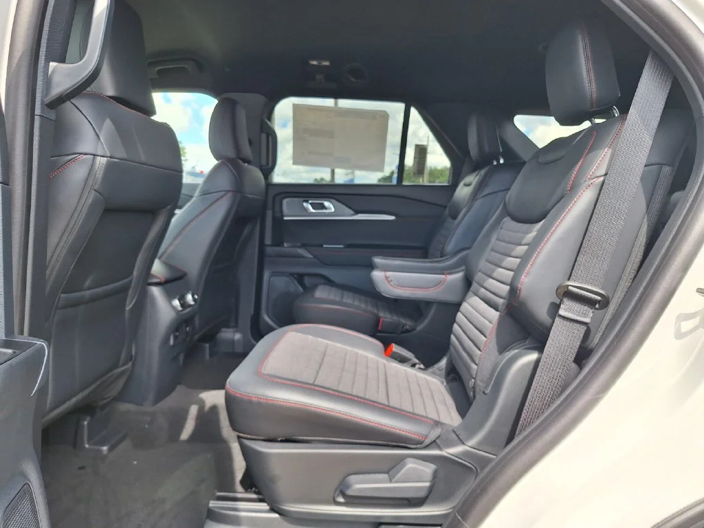 New 2027 Star White Metallic Tri-Coat Ford ST-Line image 11