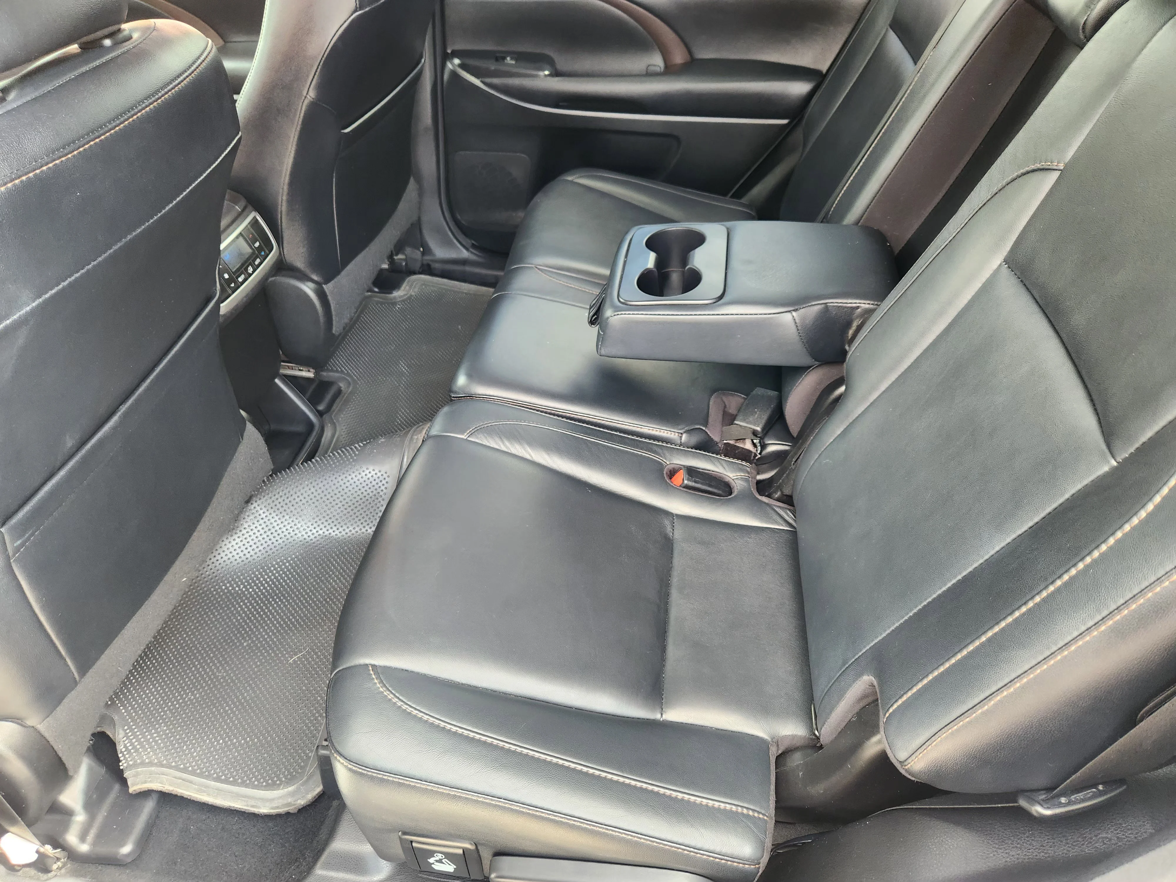 Used 2017 White Toyota XLE image 31