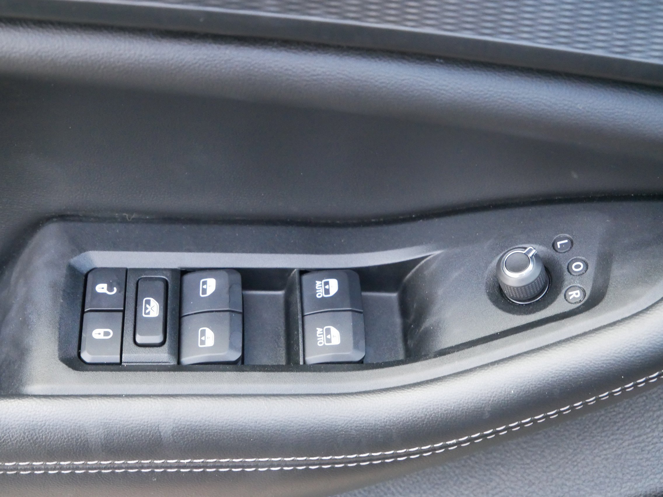 Used 2024 Diamond Black Crystal Pearlcoat Jeep Altitude image 18