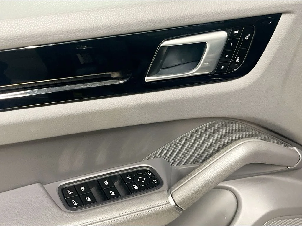 Used 2019 Biscay Blue Metallic Porsche  image 17