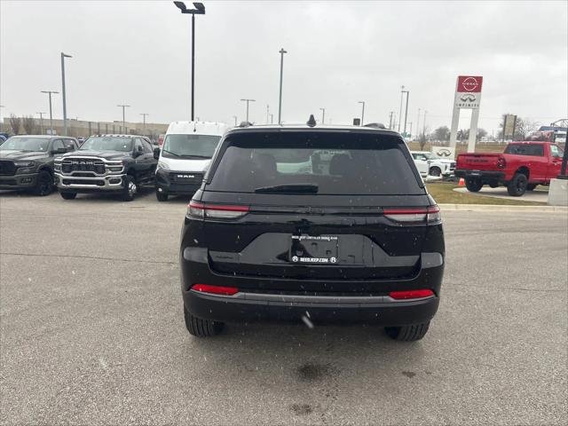 New 2026 Diamond Black Crystal Pearl-Coat Exterior Paint Jeep Altitude image 8