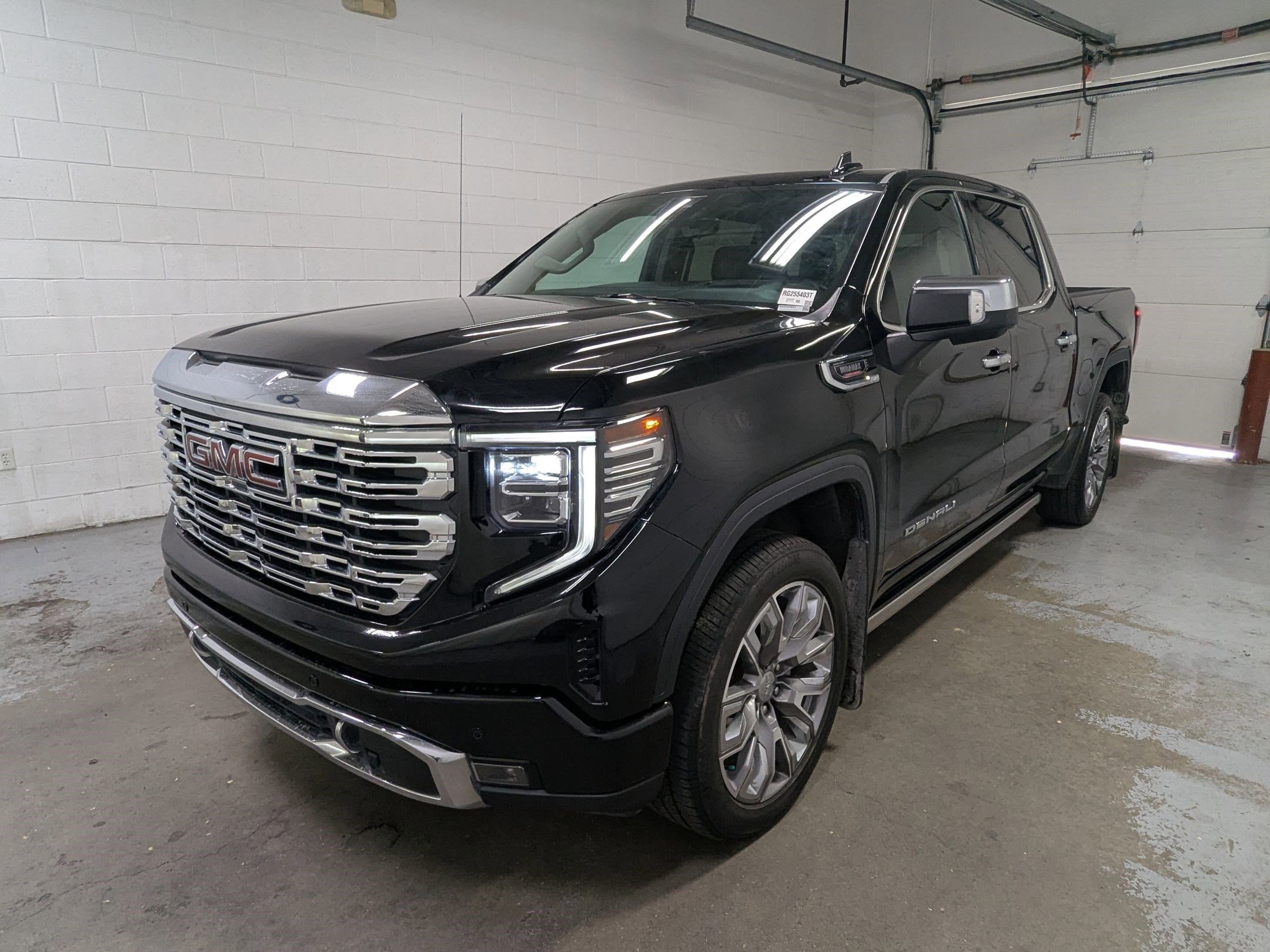 Used 2024 White GMC Denali image 9