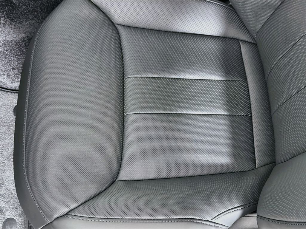 New 2027 Santorini Black Land Rover SE image 20