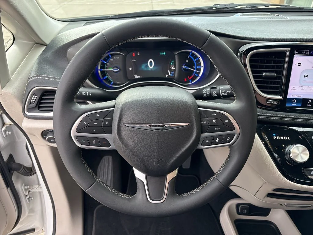 Used 2023 White Chrysler Touring L image 9