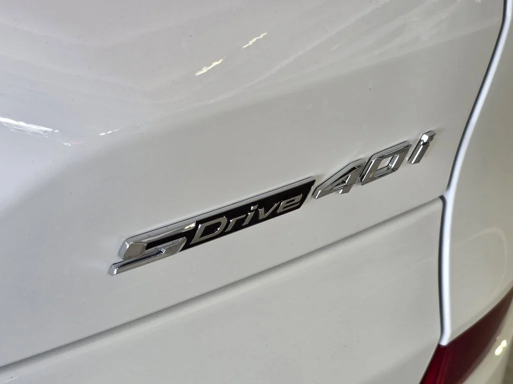 New 2026 Alpine White BMW sDrive40i image 7