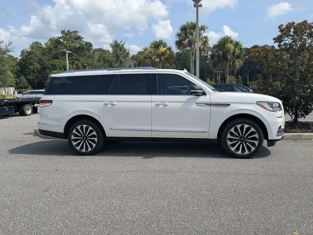 Used 2023 White Metallic Lincoln Reserve image 3
