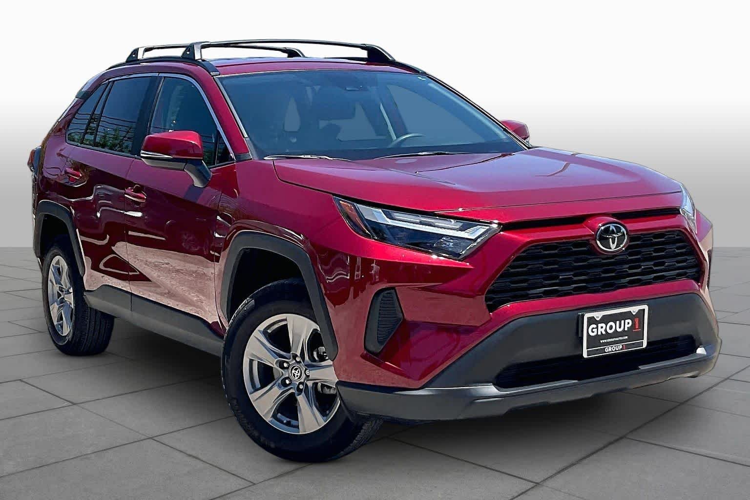 Used 2025 Ruby Flare Pearl Toyota XLE image 3