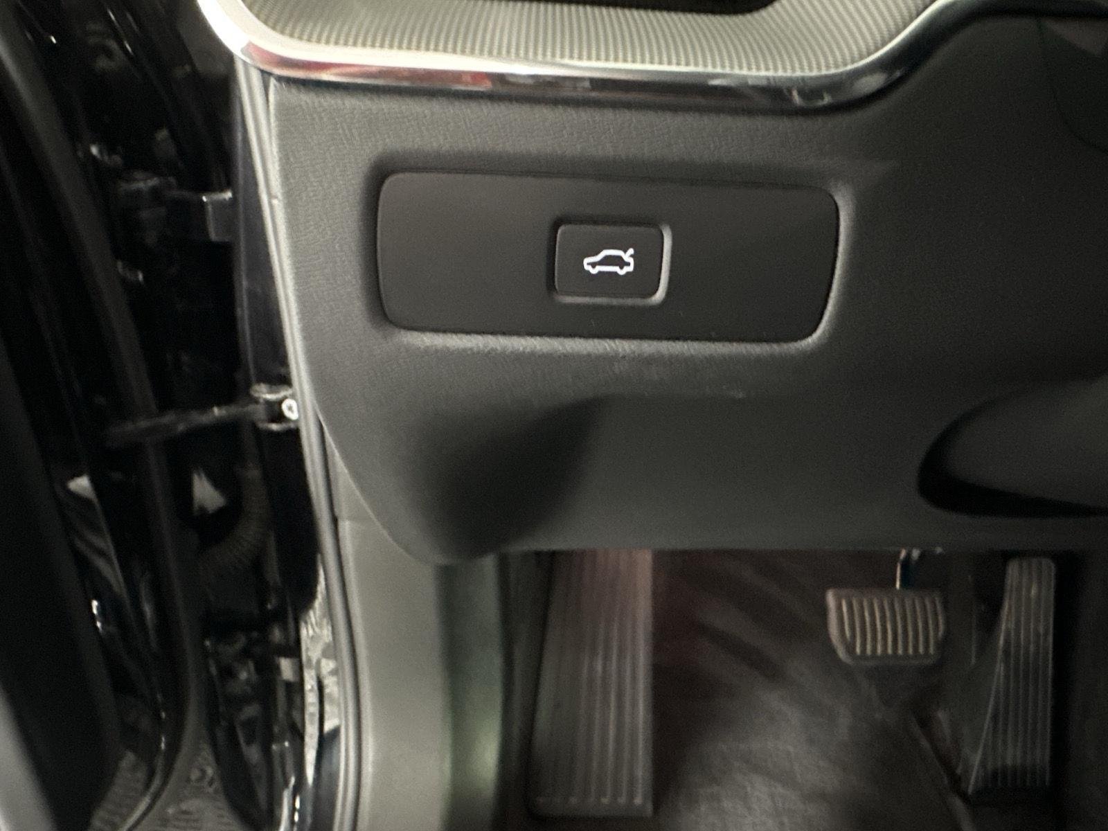 Used 2024 Onyx Black Metallic Volvo Ultimate Black Edition image 20