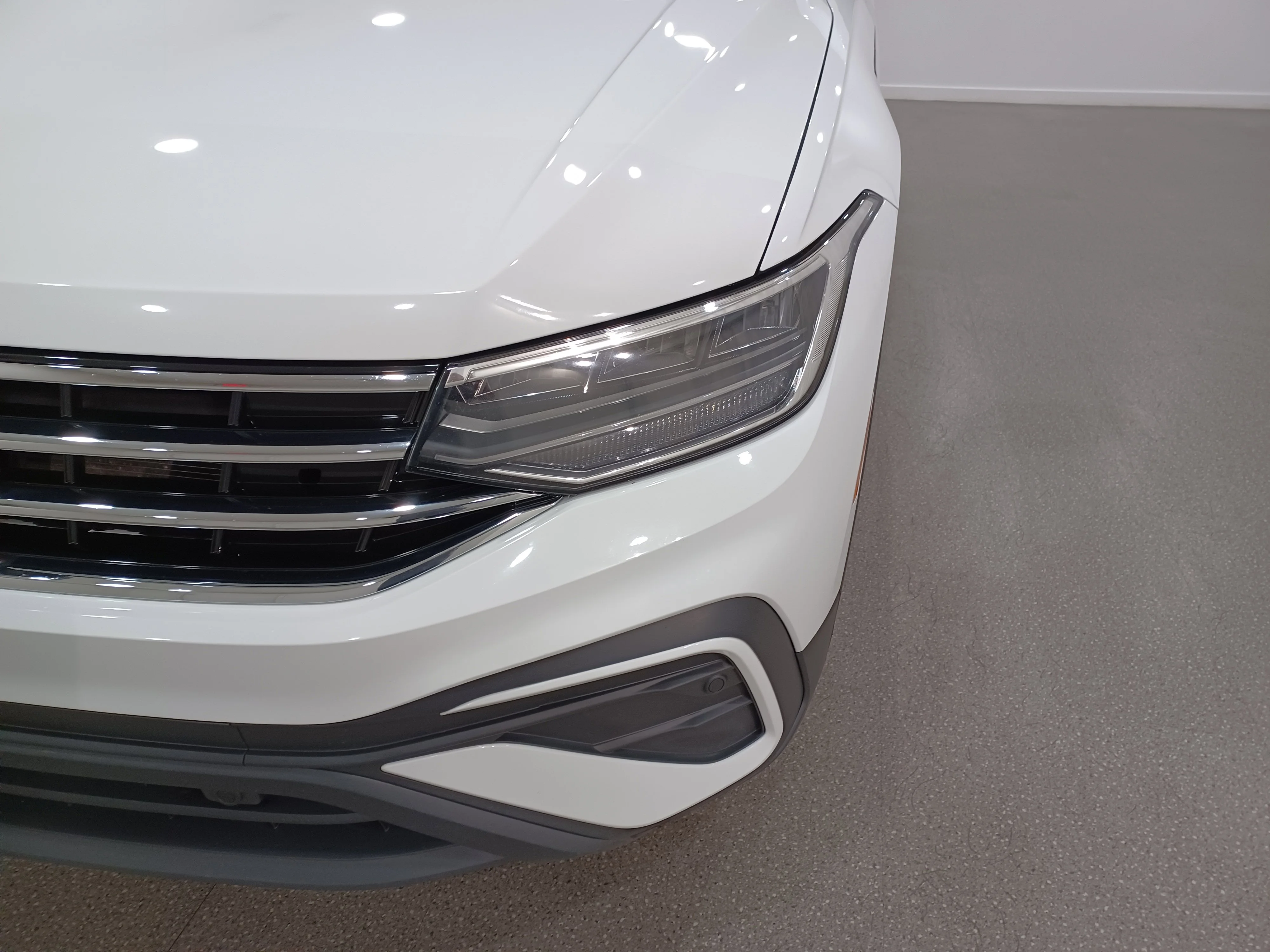 Certified Used 2024 Pure White Volkswagen Comfortline 4Motion*Adapt Cruise | Remote Start | Htd Lthr & Wheel | Pano Roof | Blind Spot Detect image 5