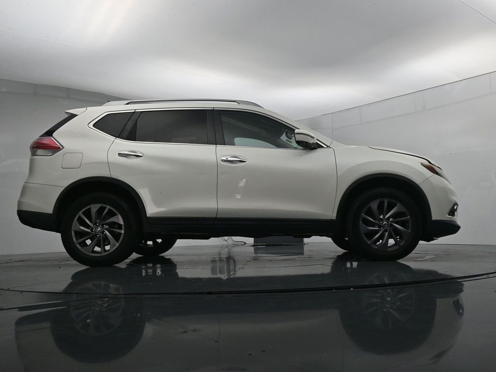 Used 2016 White Nissan SL image 39