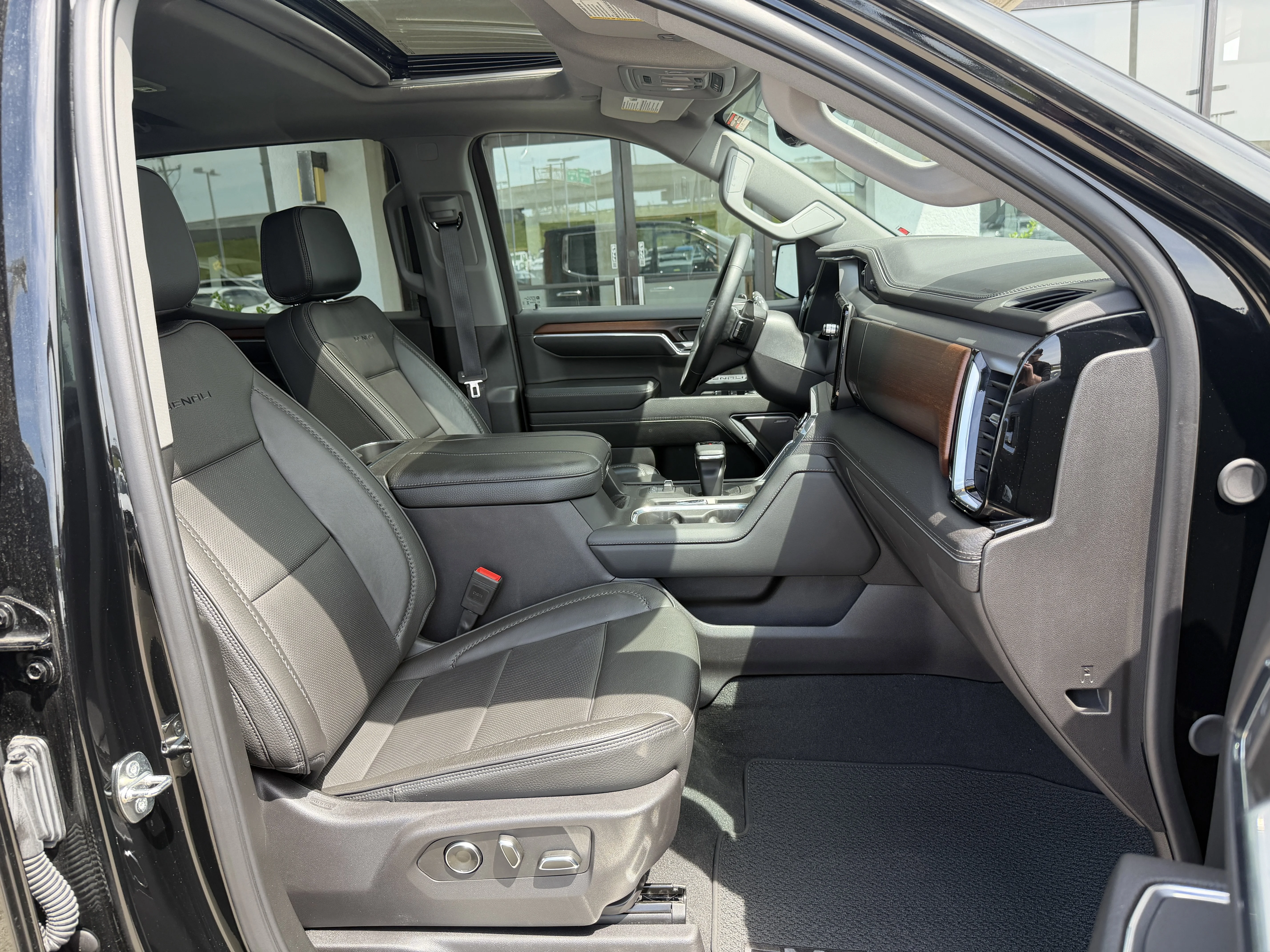Used 2024 Onyx Black GMC Denali image 23
