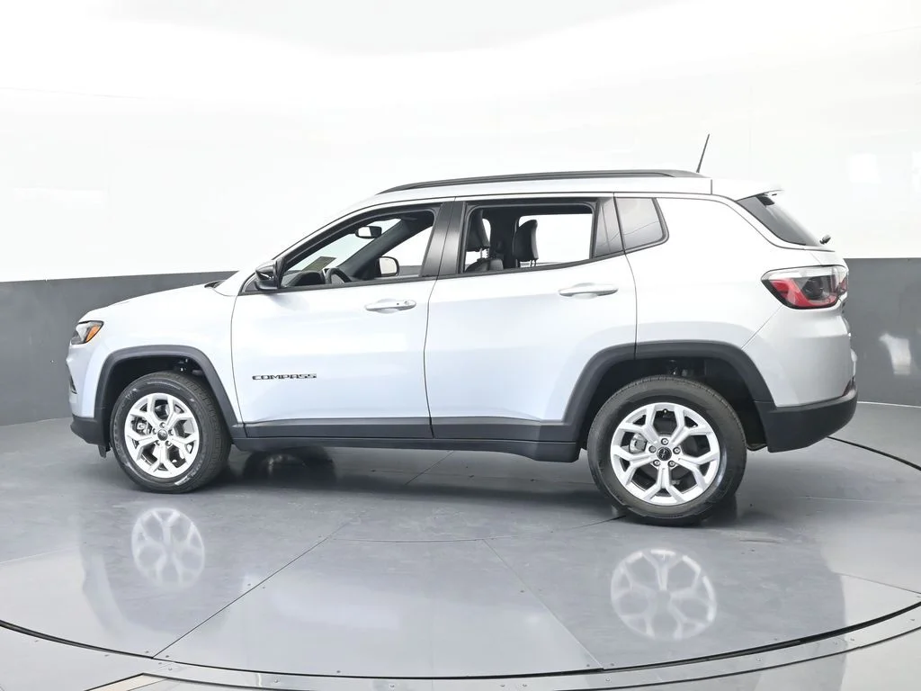 Used 2025 Silver Zynith Metallic Clearcoat Jeep Latitude image 2