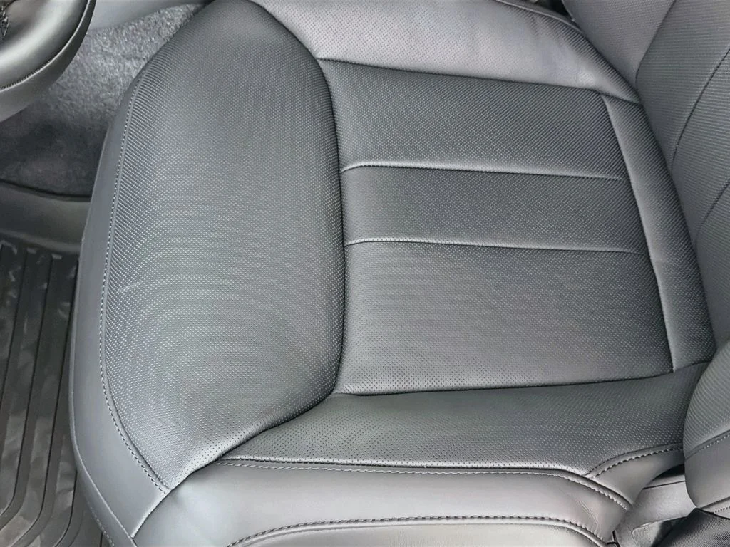 New 2026 Santorini Black Land Rover Dynamic SE image 20