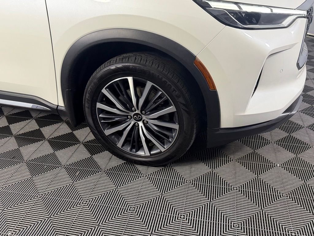 Used 2023 White INFINITI Sensory image 10