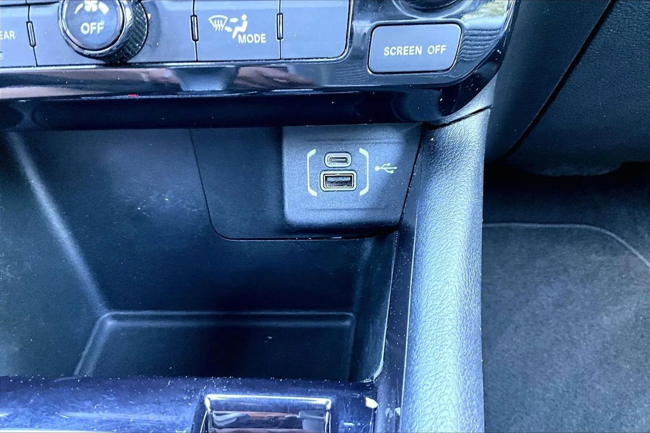 Used 2024 White/off-white Jeep Latitude image 16