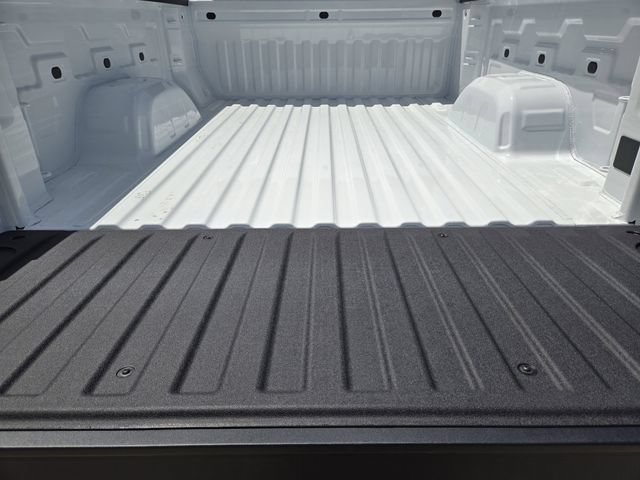New 2026 Summit White Chevrolet WT image 21