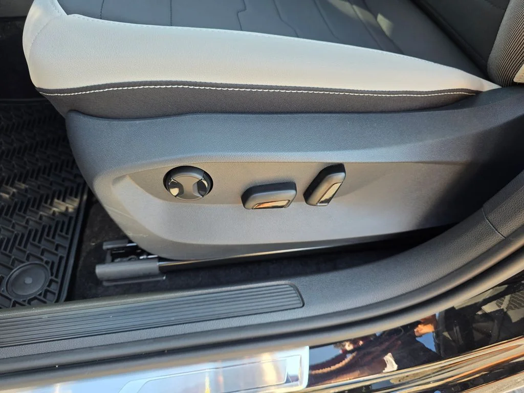 New 2026 Deep Black Pearl Volkswagen 1.5T SE image 13