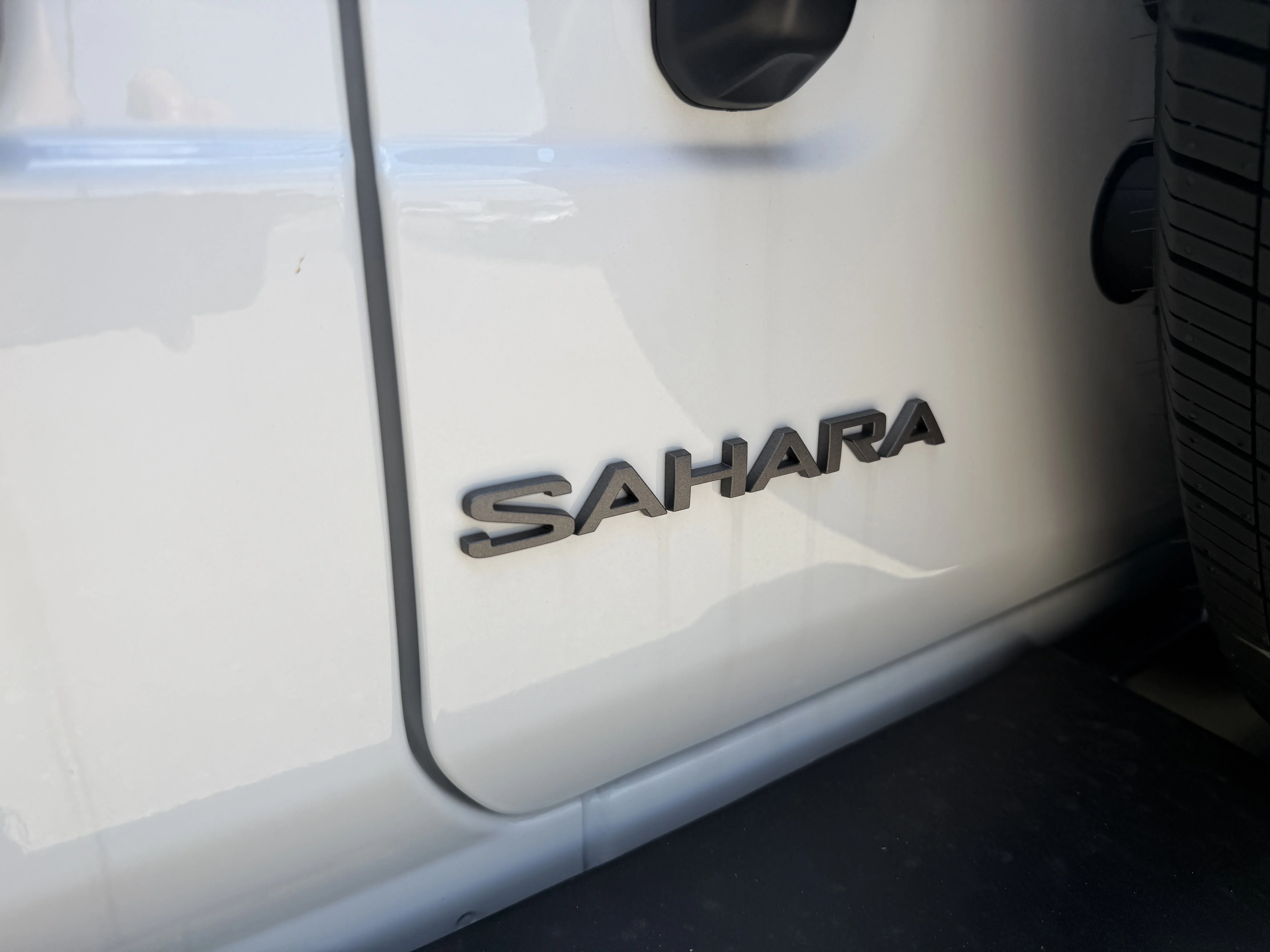 New 2026 Bright White Clear-Coat Exterior Paint Jeep Sahara image 9