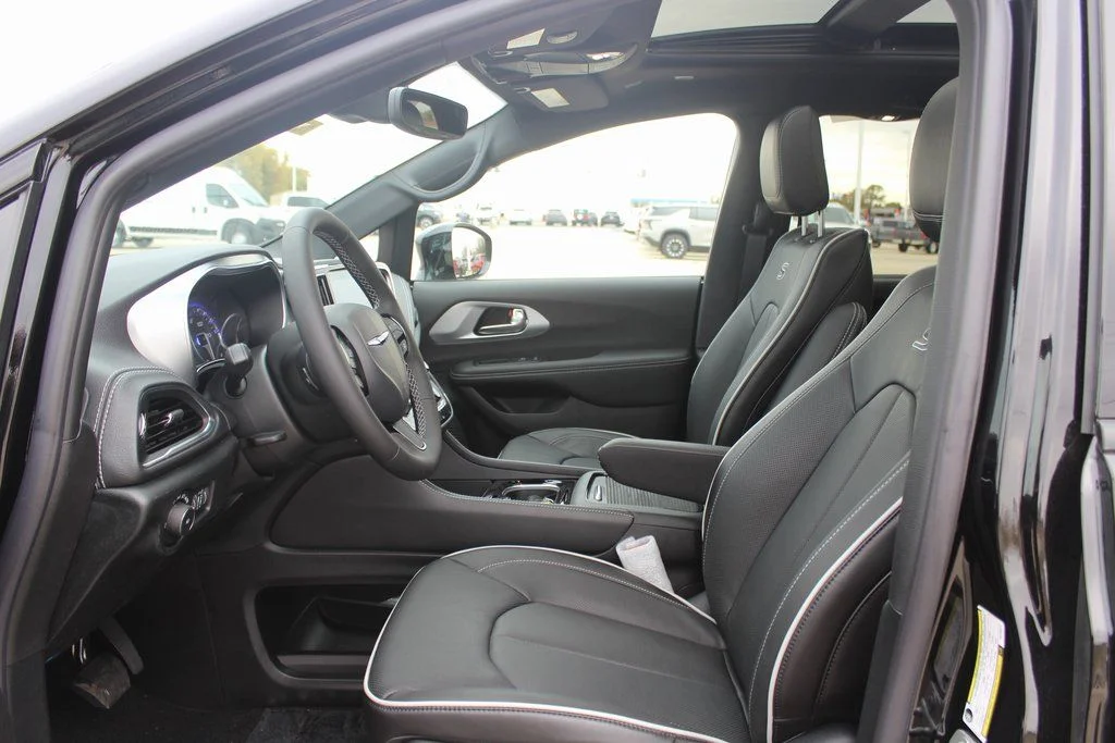 New 2026 Diamond Black Crystal Pearl-Coat Exterior Paint Chrysler Limited image 13