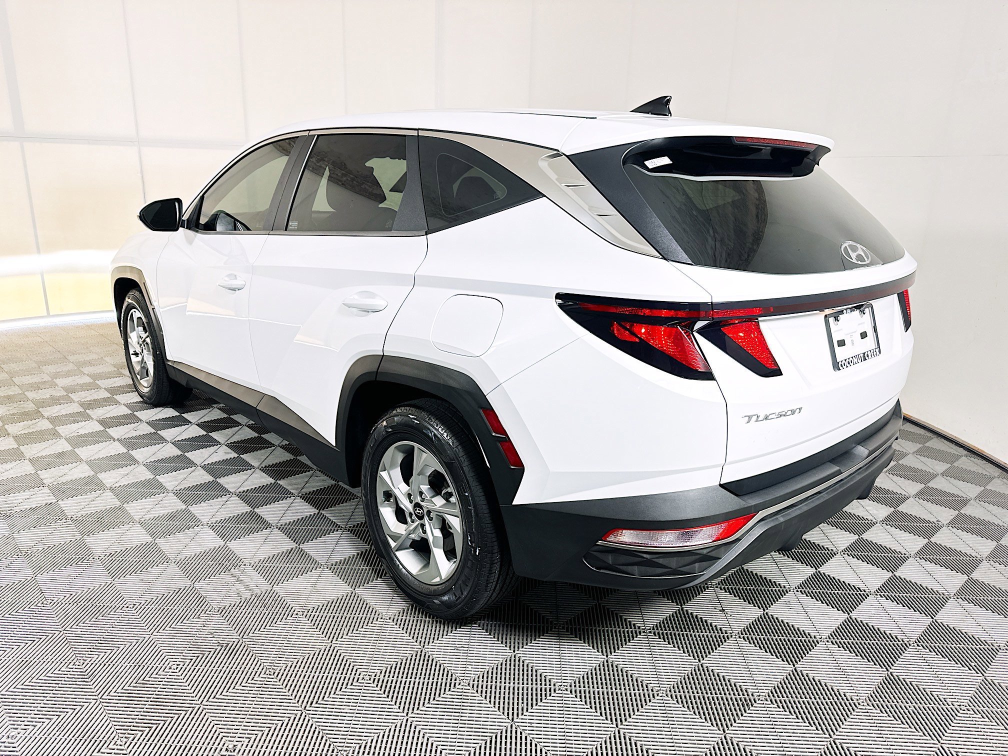 Used 2022 Quartz White Hyundai SE image 5