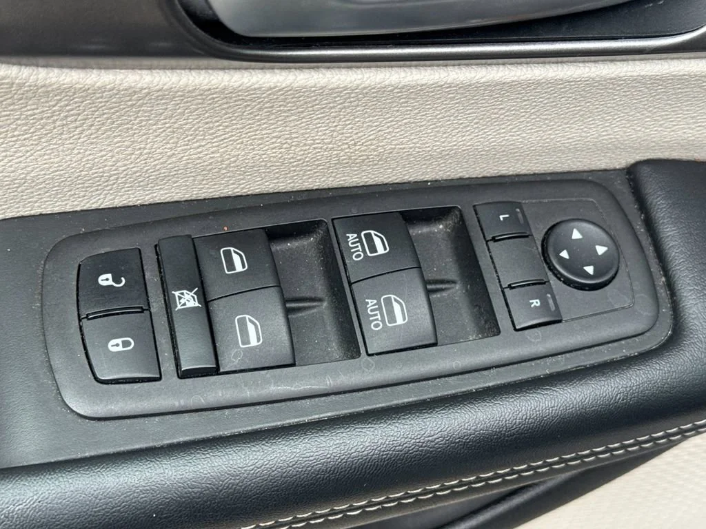 Used 2023  Chrysler Hybrid Touring L image 11