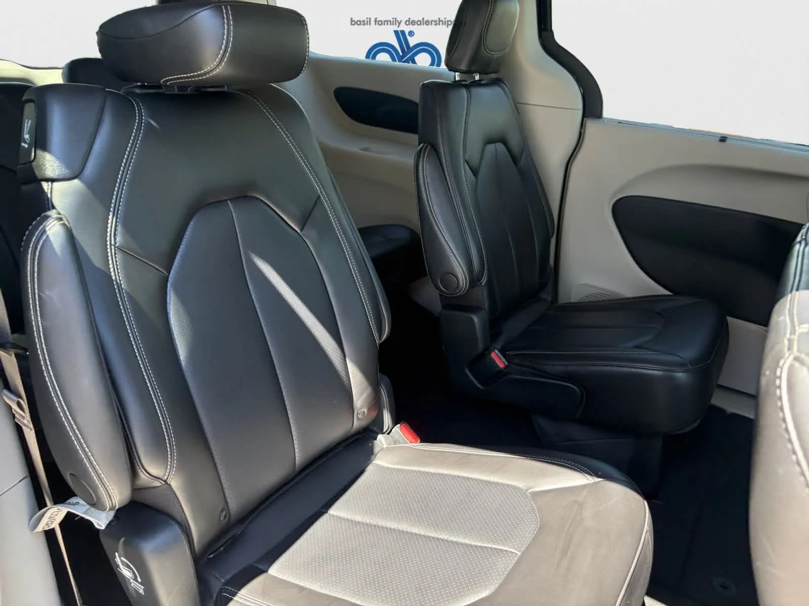 Used 2023 Brilliant Black Crystal Pearlcoat Chrysler Touring L image 19
