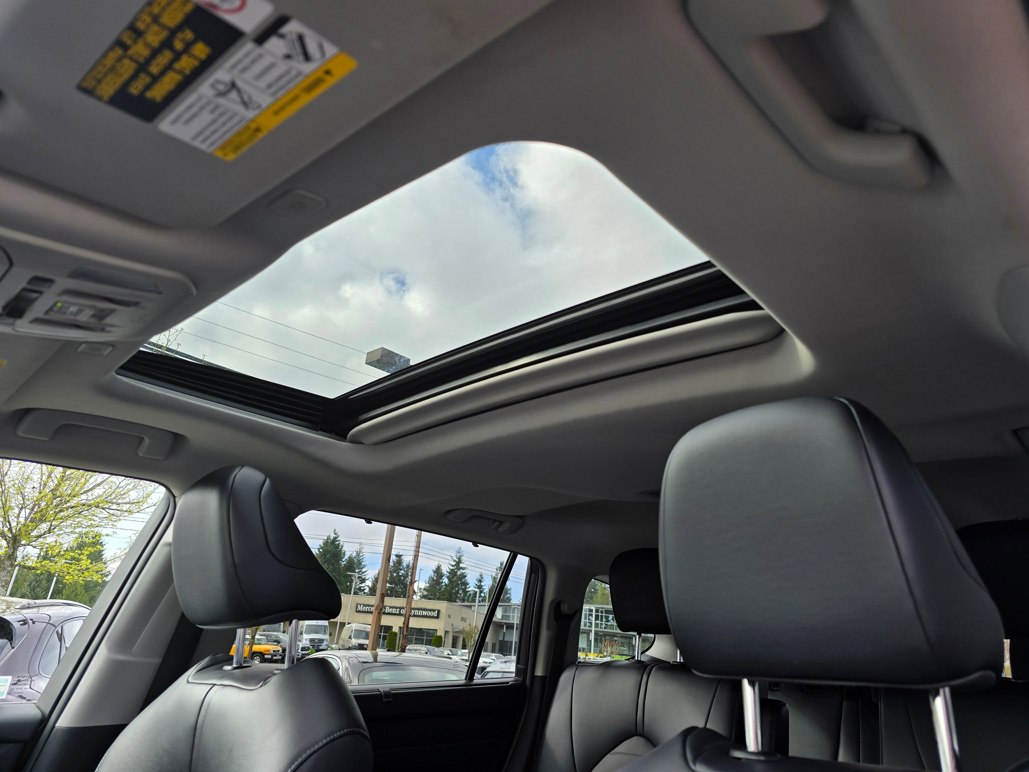 Used 2023  Toyota L image 25