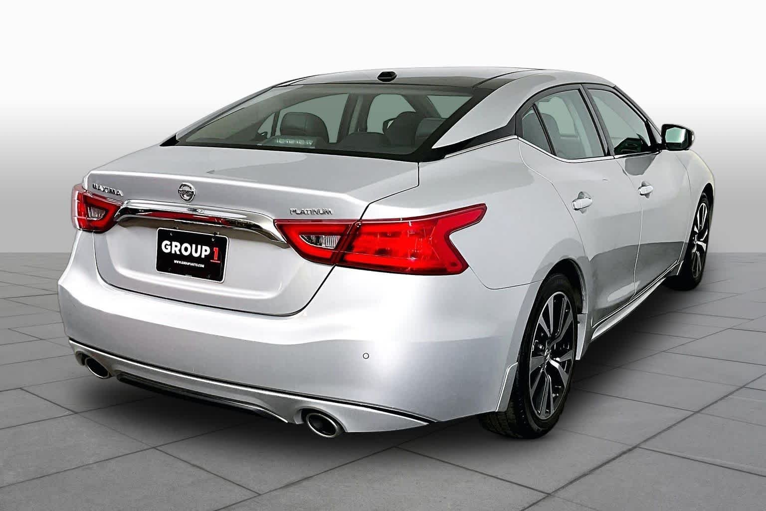 Used 2018 Brilliant Silver Nissan Platinum image 13