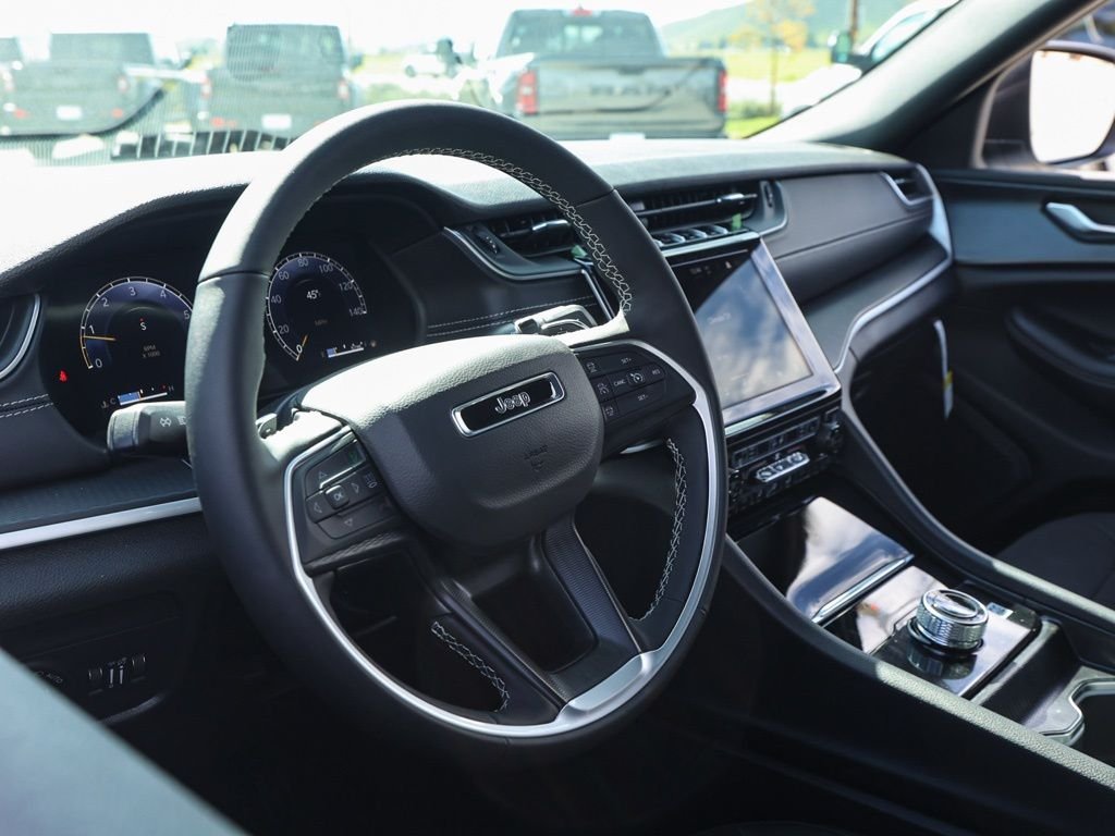 New 2026 Bright White Clear-Coat Exterior Paint Jeep Laredo X image 13