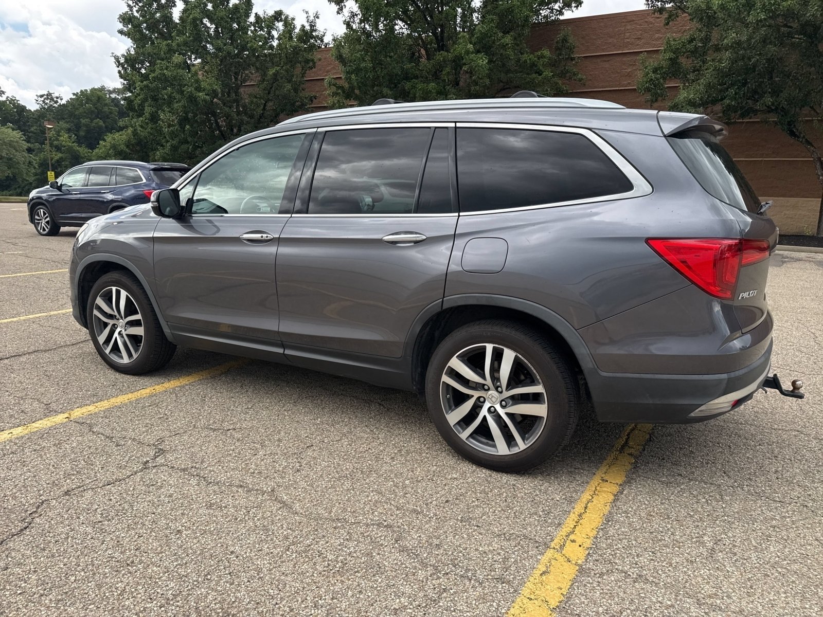 Used 2018 Modern Steel Metallic Honda Touring image 23