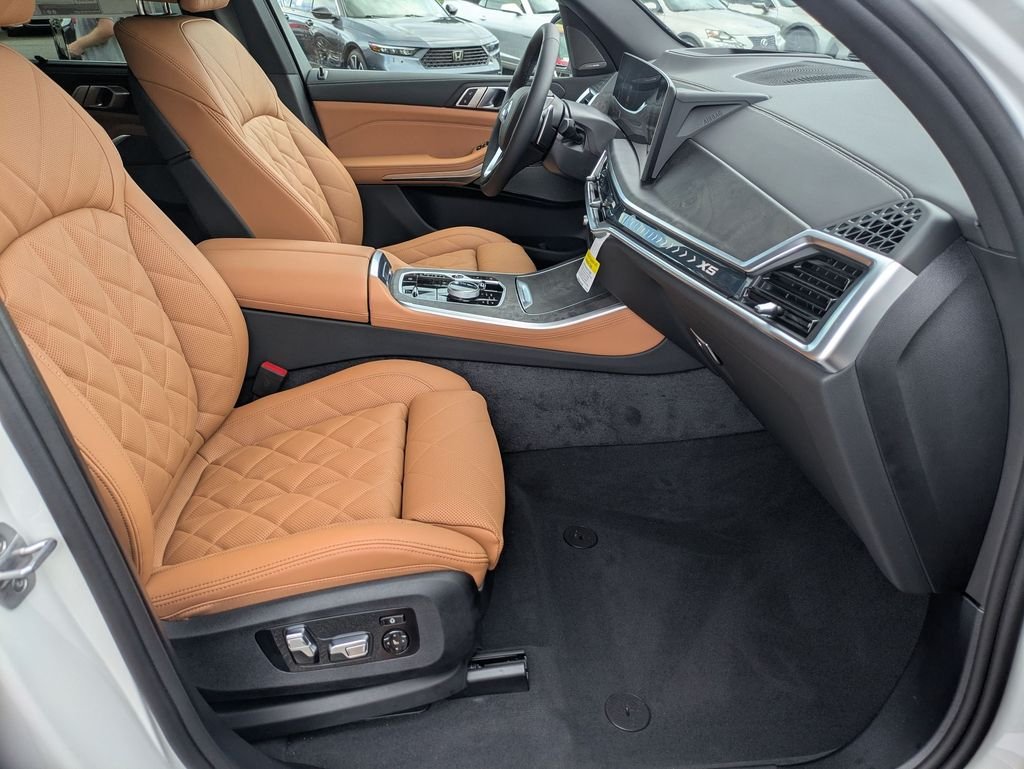 New 2026 Mineral White Metallic BMW xDrive40i image 25