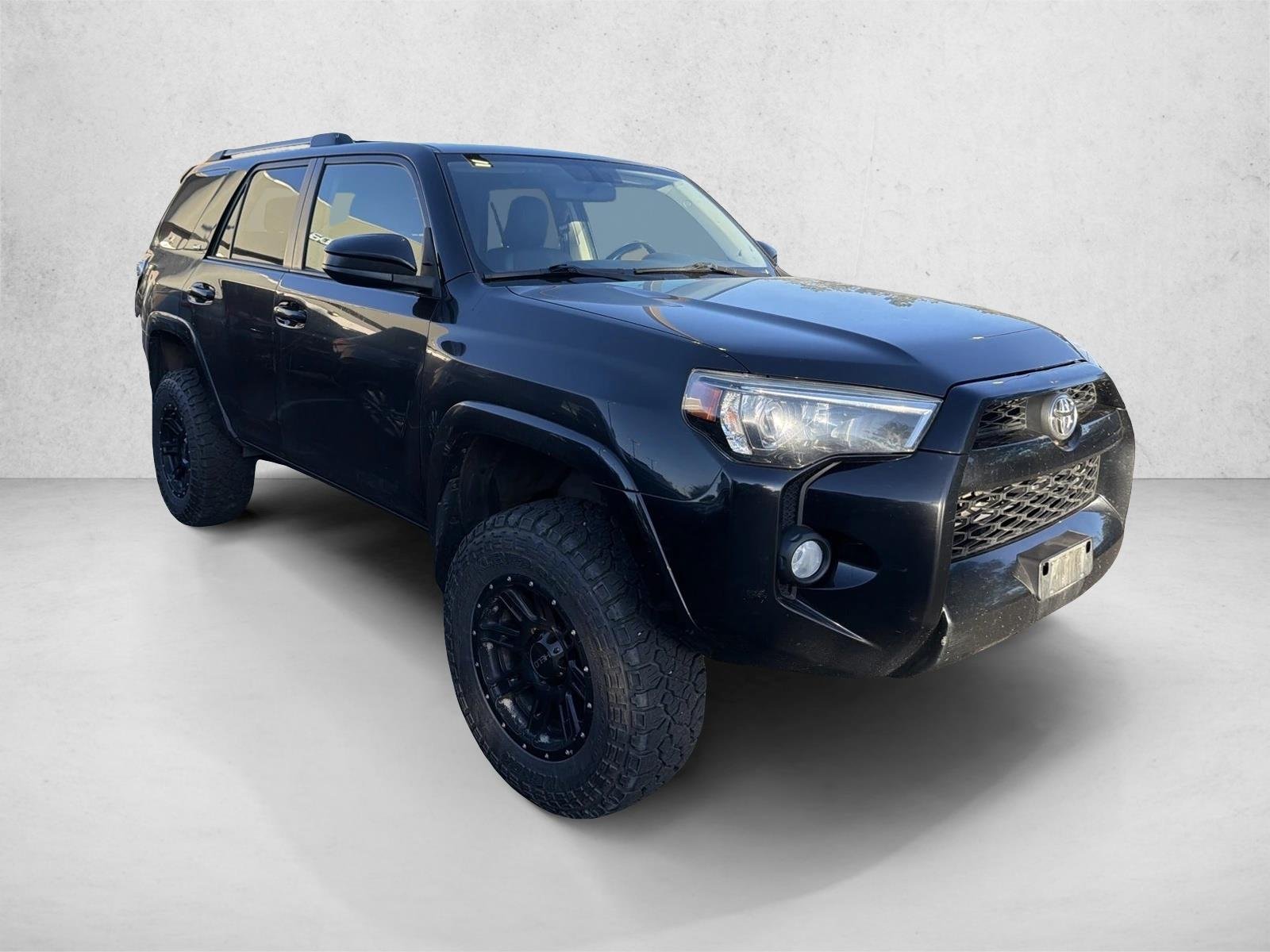 Used 2016 Midnight Black Metallic Toyota SR5 image 5