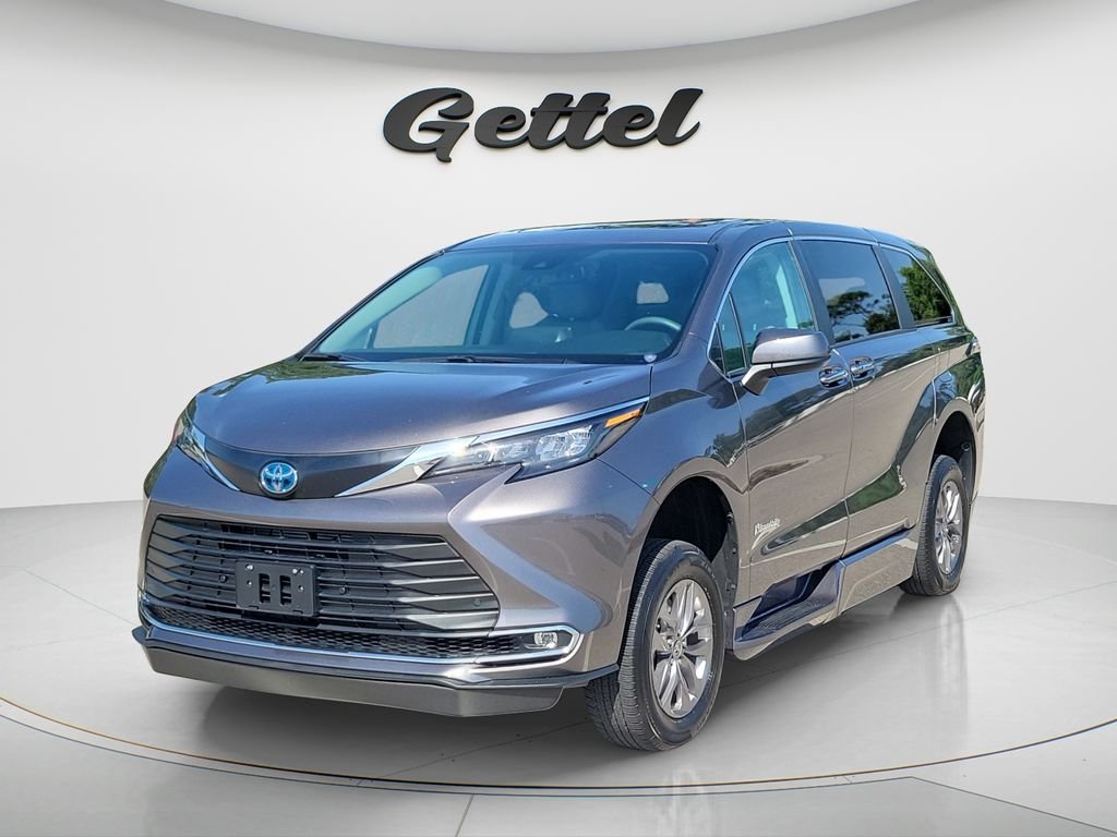 2024 Toyota Sienna XLE 7-Passenger Hybrid FWD's photo