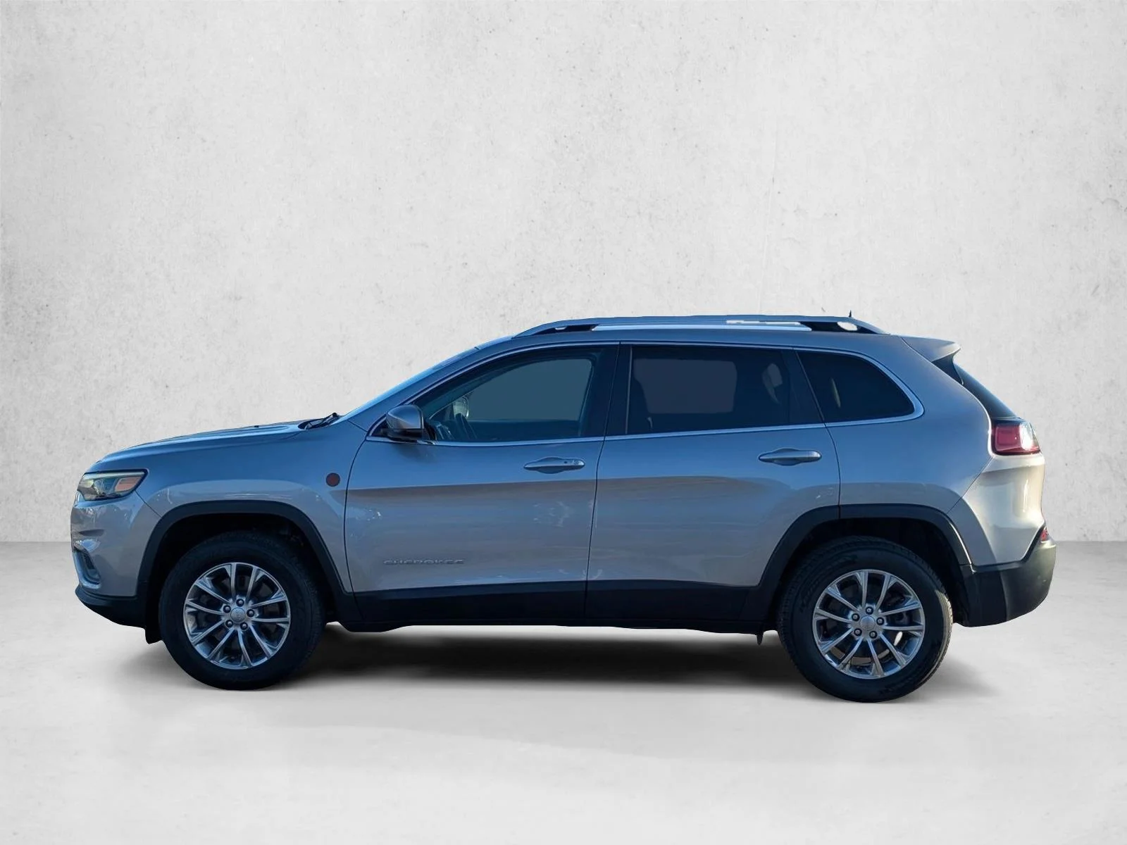 Used 2021 Billet Silver Metallic Clearcoat Jeep Latitude Lux image 9