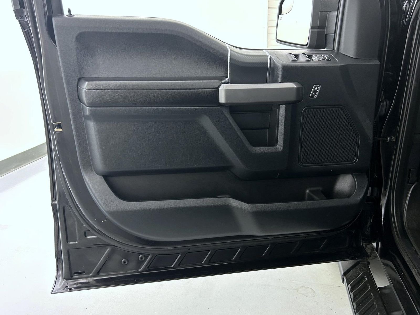 Used 2020 Black Ford XLT image 9