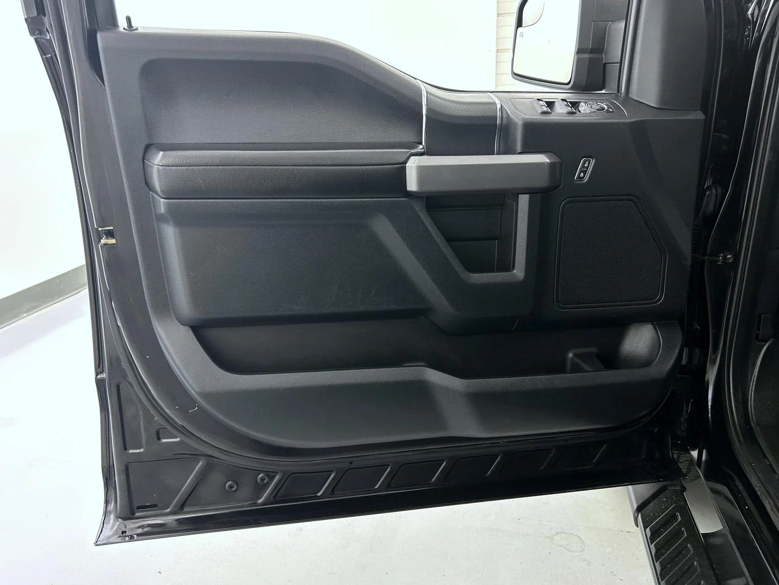Used 2020 Black Ford XLT image 9