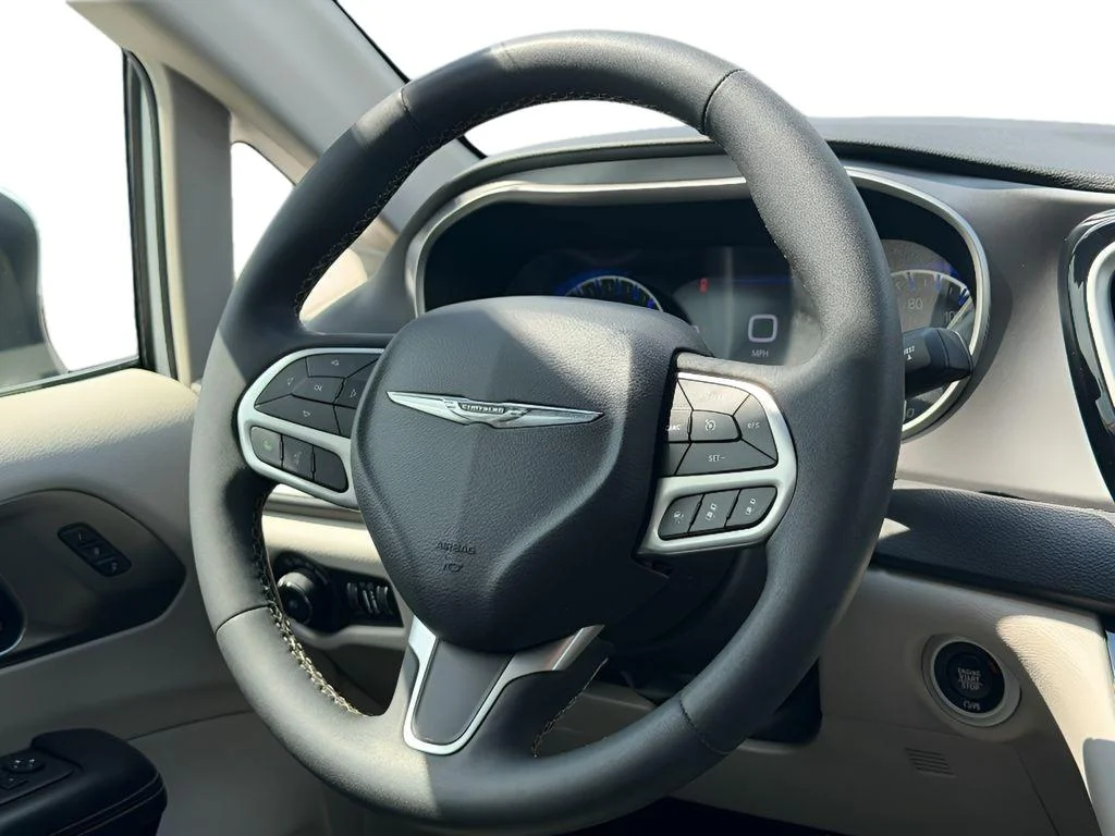 Used 2023 Bright White Clearcoat Chrysler Touring L image 11